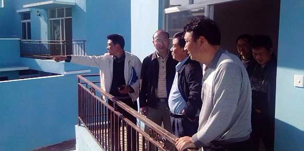 云南省政府邹纲仁顾问视察茨坝小空山移民新村建设项目