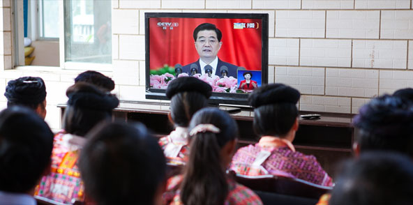 党的十八大报告精神传遍云岭苗寨 少数民族群众数变化谈奔头