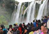 罗平九龙瀑布风景区游客如潮